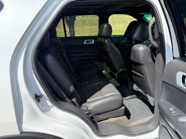 Photo of 2015 White Ford Explorer