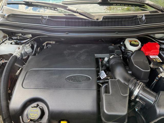 Photo of 2015 White Ford Explorer