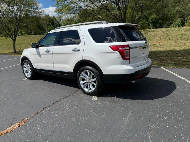 Photo of 2015 White Ford Explorer