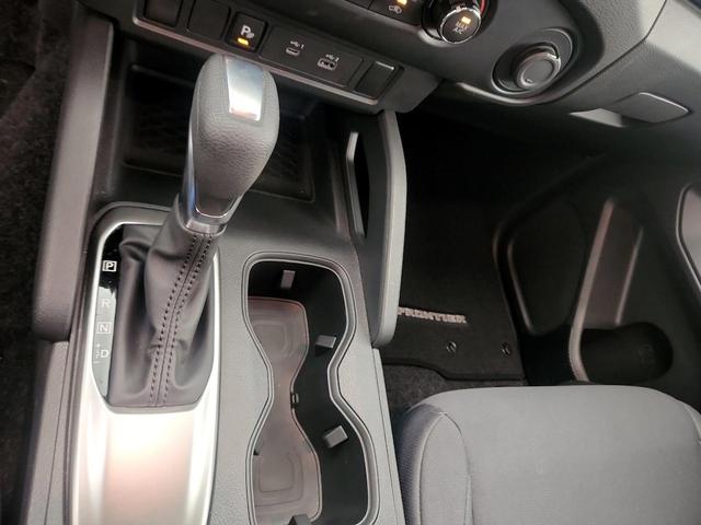 Photo of 2022 White Nissan Frontier