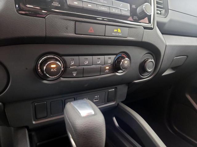Photo of 2022 White Nissan Frontier