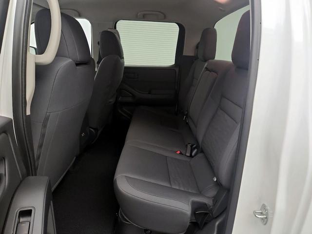 Photo of 2022 White Nissan Frontier