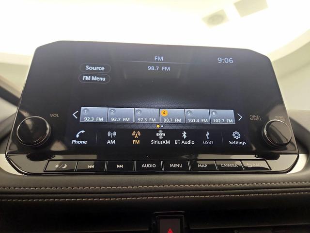 Photo of 2023 White Nissan Rogue