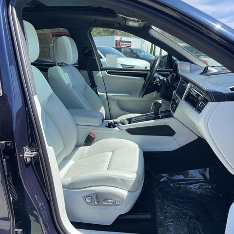Photo of 2022 Night Blue Metallic Porsche Macan