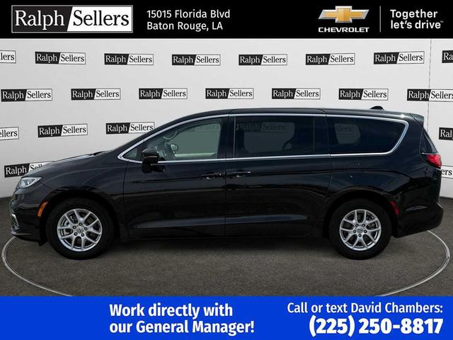 Photo of 2023 Black Chrysler Pacifica