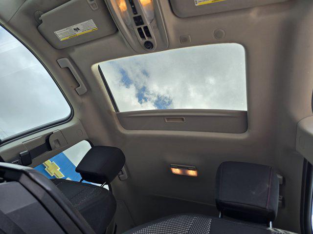 Photo of 2017 Iridescent Pearl Tricoat Chevrolet Equinox