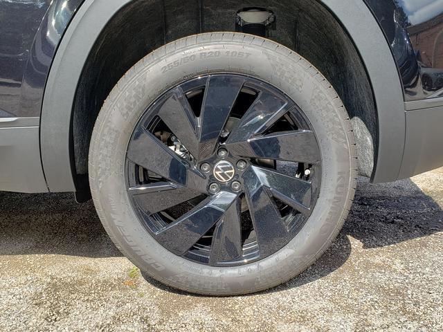 Photo of 2026 deep black pearl Volkswagen Atlas Cross Sport