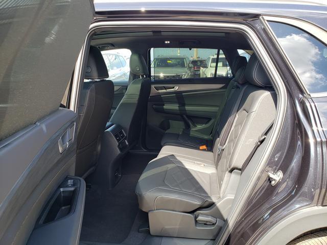 Photo of 2026 deep black pearl Volkswagen Atlas Cross Sport