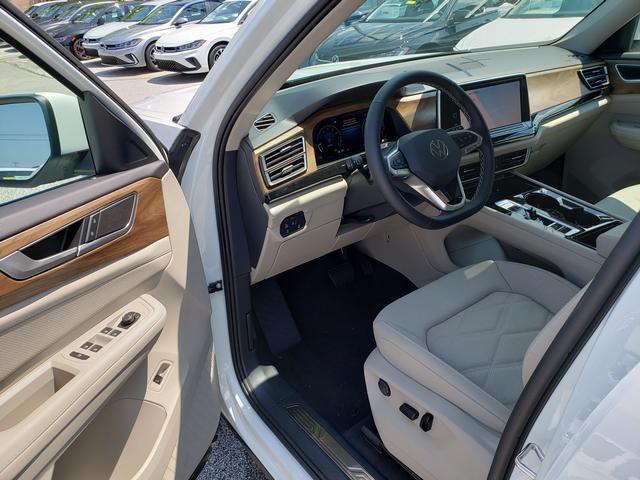 Photo of 2025 Pure White Volkswagen Atlas