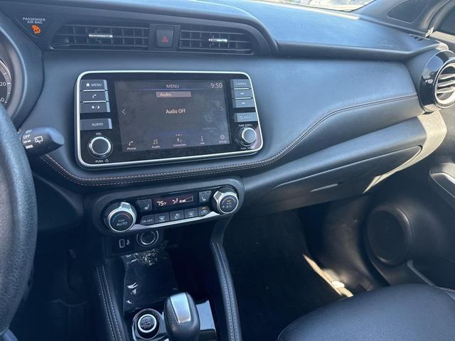 Photo of 2019 Aspen White/Super Black Nissan Kicks