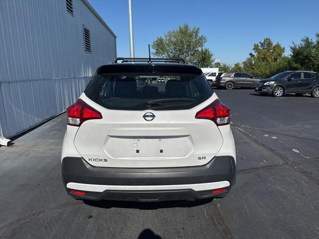 Photo of 2019 Aspen White/Super Black Nissan Kicks