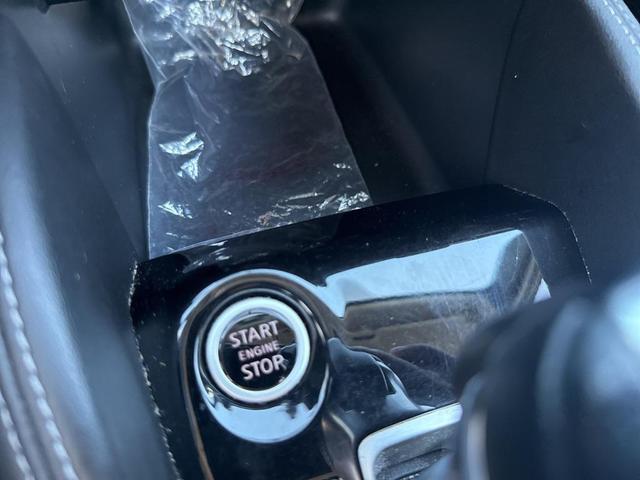 Photo of 2019 Aspen White/Super Black Nissan Kicks