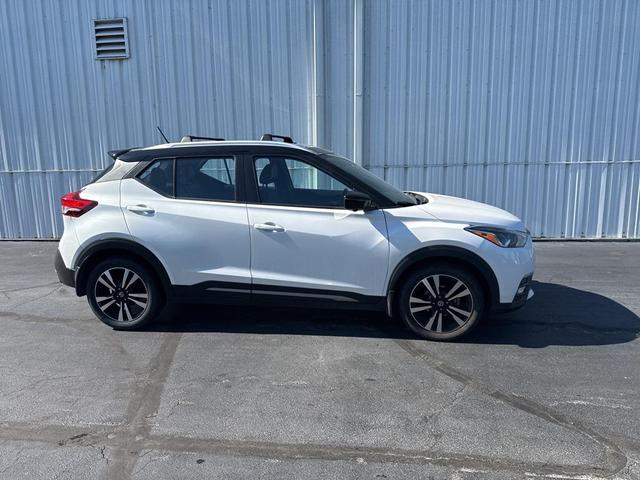 Photo of 2019 Aspen White/Super Black Nissan Kicks