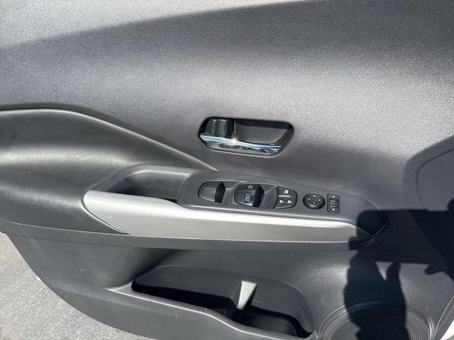 Photo of 2019 Aspen White/Super Black Nissan Kicks