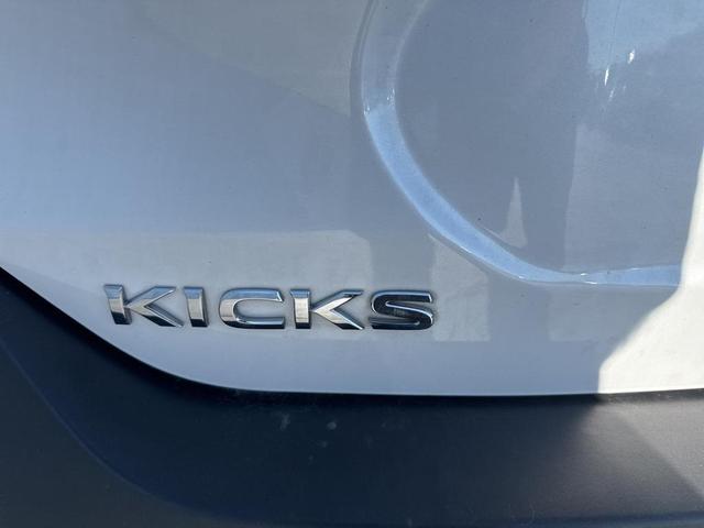 Photo of 2019 Aspen White/Super Black Nissan Kicks