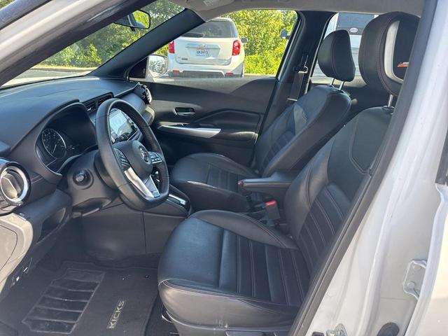 Photo of 2019 Aspen White/Super Black Nissan Kicks