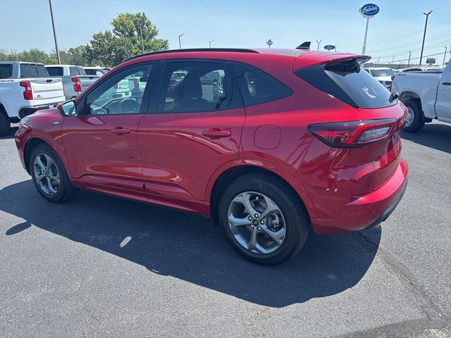 Photo of 2023 Rapid Red Metallic Tinted Clearcoat Ford Escape