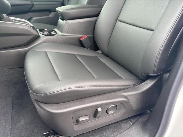 Photo of 2025 Summit White Chevrolet Colorado