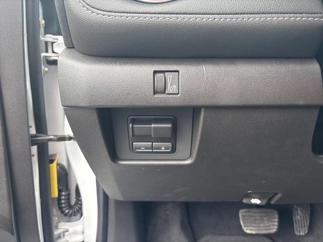 Photo of 2025 Summit White Chevrolet Colorado