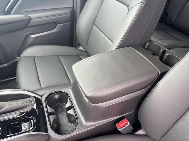 Photo of 2025 Summit White Chevrolet Colorado