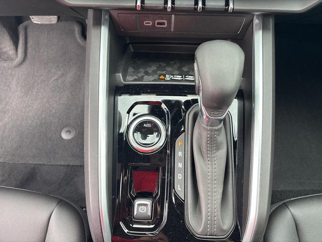 Photo of 2025 Summit White Chevrolet Colorado