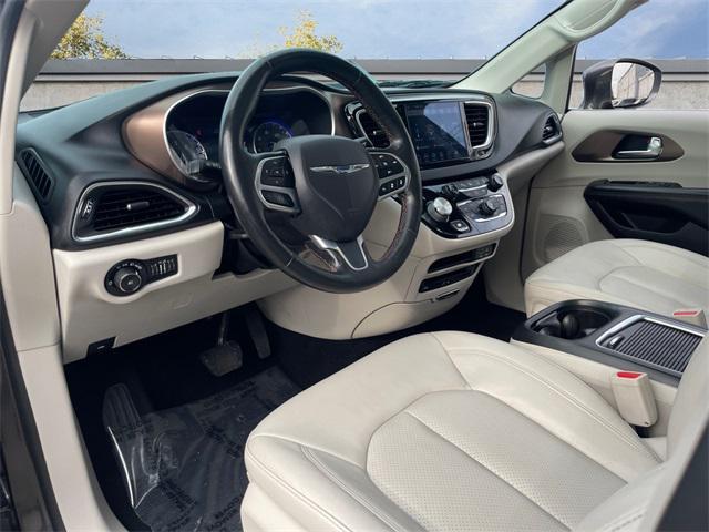 Photo of 2019 Granite Crystal Metallic Clearcoat Chrysler Pacifica