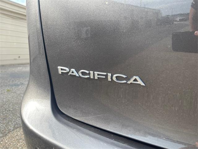 Photo of 2019 Granite Crystal Metallic Clearcoat Chrysler Pacifica