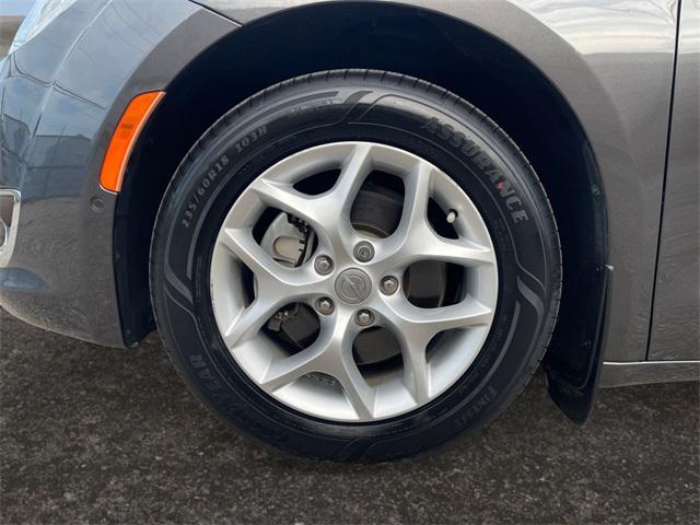 Photo of 2019 Granite Crystal Metallic Clearcoat Chrysler Pacifica