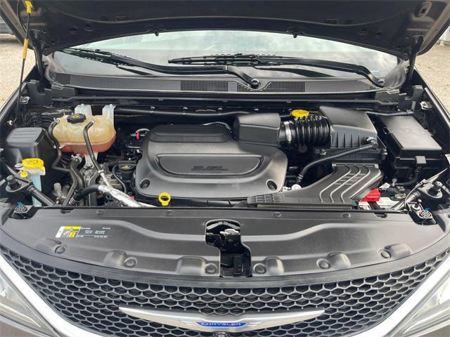 Photo of 2019 Granite Crystal Metallic Clearcoat Chrysler Pacifica