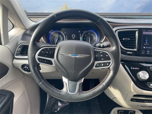 Photo of 2019 Granite Crystal Metallic Clearcoat Chrysler Pacifica