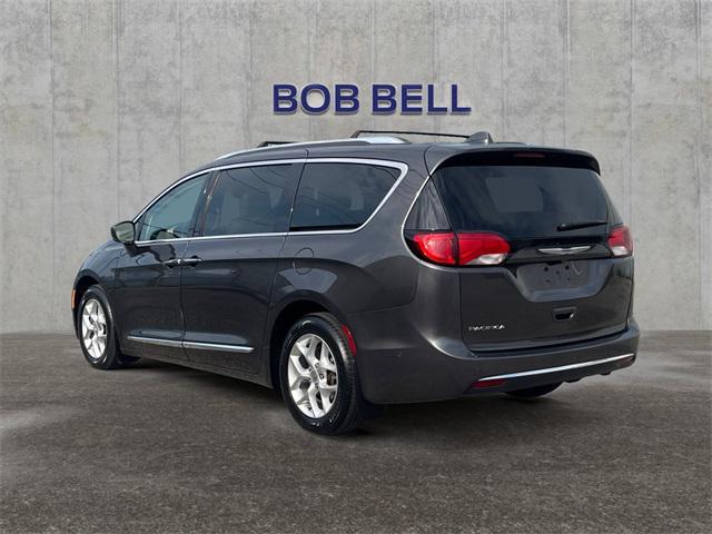 Photo of 2019 Granite Crystal Metallic Clearcoat Chrysler Pacifica