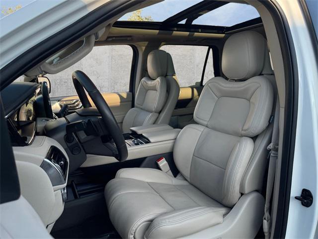 Photo of 2021 White Lincoln Navigator