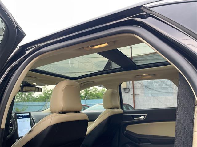 Photo of 2022 Agate Black Metallic Ford Edge