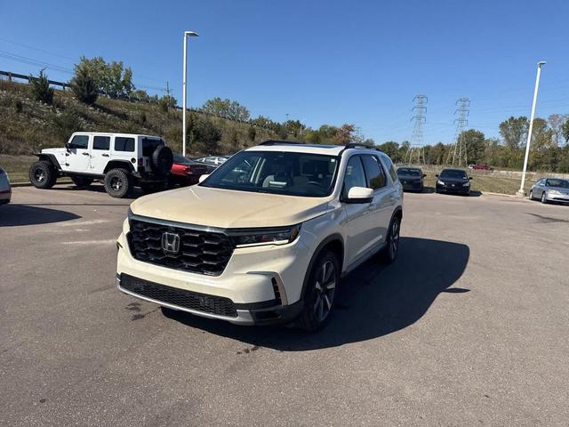 Photo of 2023 Platinum White Pearl Honda Pilot