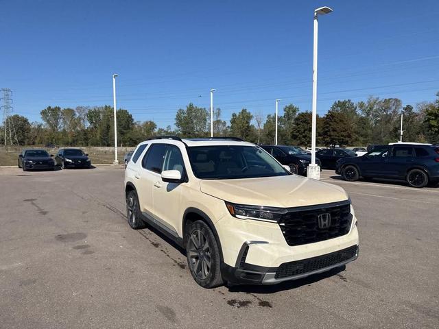 Photo of 2023 Platinum White Pearl Honda Pilot