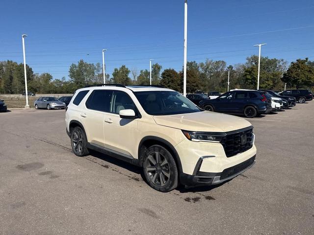Photo of 2023 Platinum White Pearl Honda Pilot