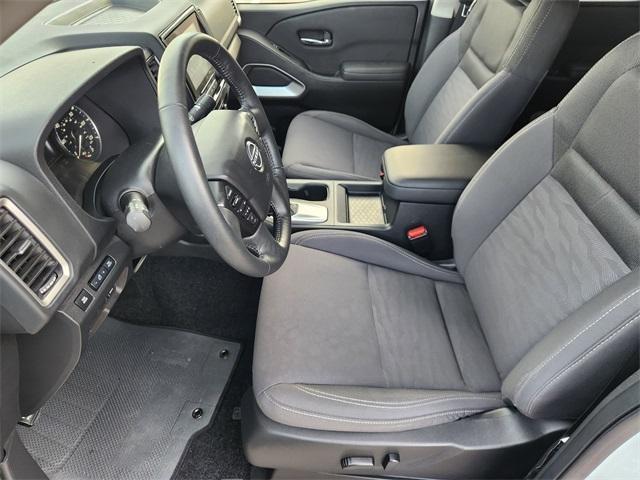 Photo of 2024 Glacier White Nissan Frontier