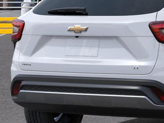 Photo of 2025 Summit White Chevrolet Trax