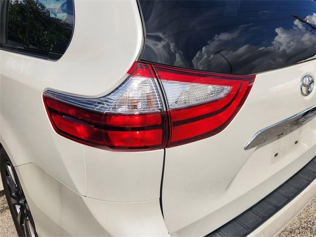 Photo of 2018 Blizzard Pearl Toyota Sienna