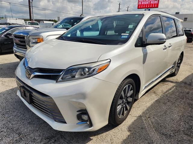 Photo of 2018 Blizzard Pearl Toyota Sienna