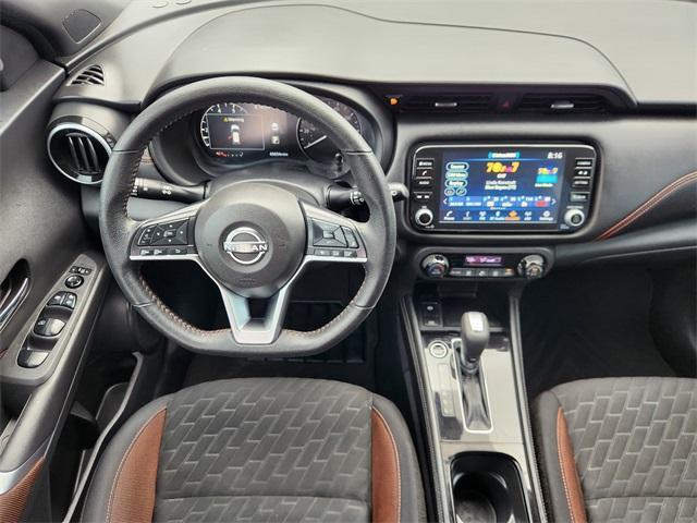 Photo of 2022 2 Tone Gray / Black Roof Nissan Kicks