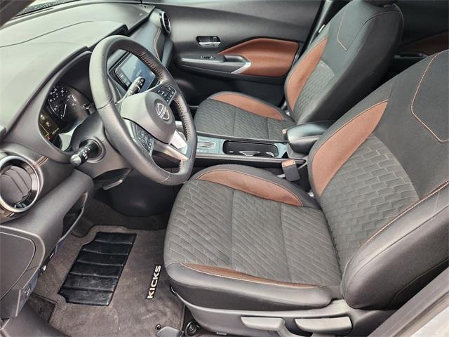 Photo of 2022 2 Tone Gray / Black Roof Nissan Kicks