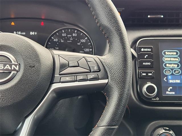 Photo of 2022 2 Tone Gray / Black Roof Nissan Kicks