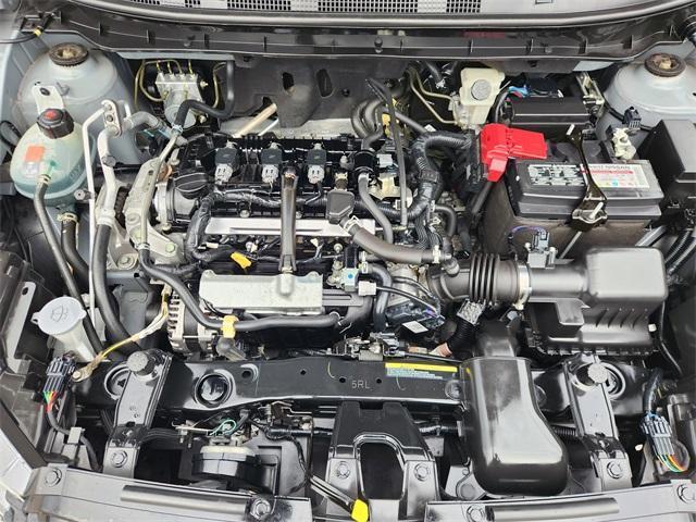 Photo of 2022 2 Tone Gray / Black Roof Nissan Kicks