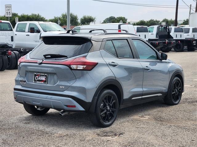 Photo of 2022 2 Tone Gray / Black Roof Nissan Kicks