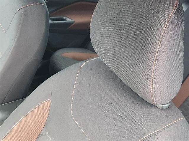Photo of 2022 2 Tone Gray / Black Roof Nissan Kicks