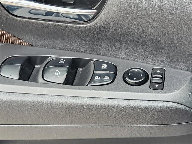 Photo of 2022 2 Tone Gray / Black Roof Nissan Kicks