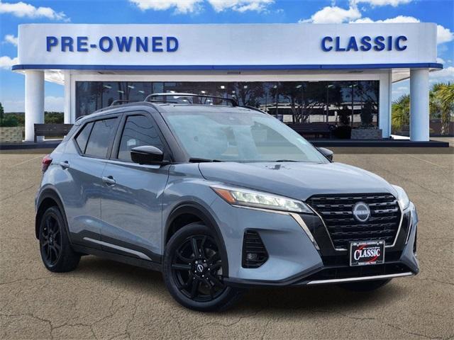 Photo of 2022 2 Tone Gray / Black Roof Nissan Kicks