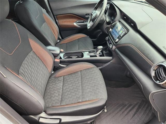 Photo of 2022 2 Tone Gray / Black Roof Nissan Kicks