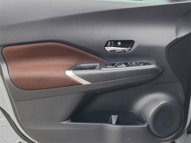 Photo of 2022 2 Tone Gray / Black Roof Nissan Kicks